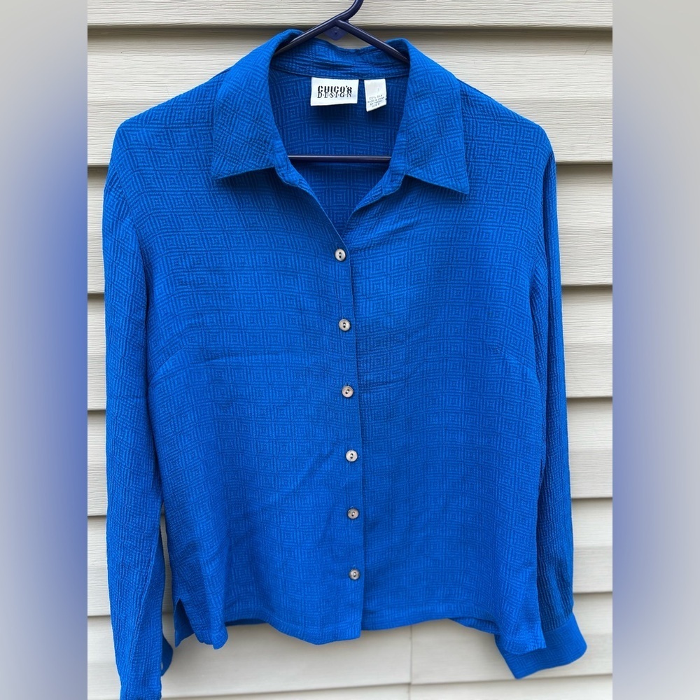 Chicos design Size 0 vintage 100% silk blue geometric button blouse